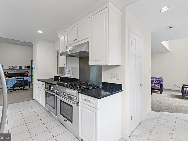130 Sayre Dr — Photo 14