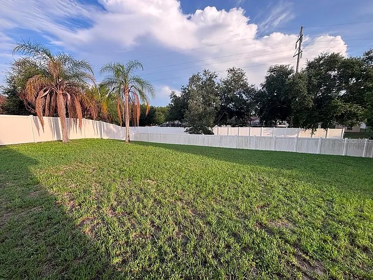 1004 Chateau Cir — Photo 37