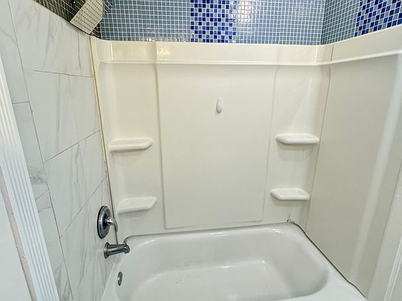 Spacious bathtub with storage space for accessories