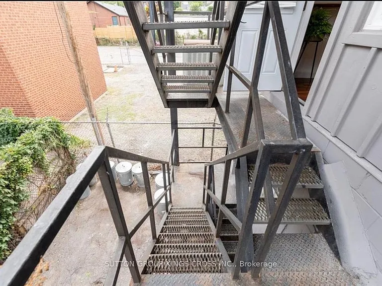 179 John St S #UPPER — Photo 22