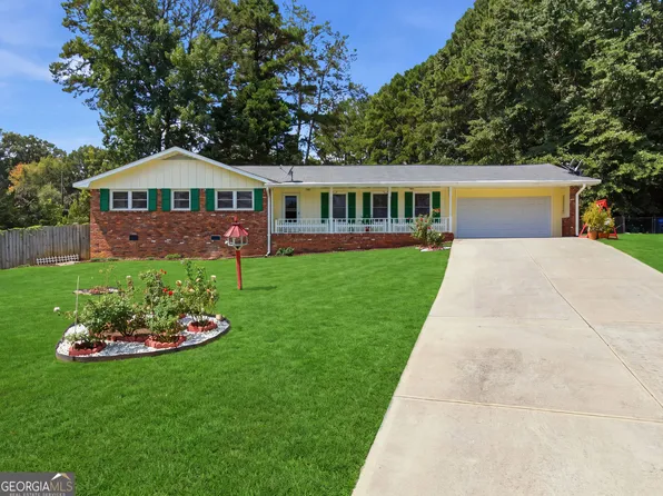 393 Greenleaf Ct NW, Lilburn, GA 30047