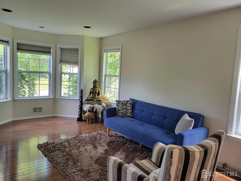 13 Airdale Dr — Photo 6