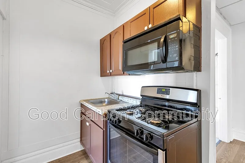 1 bed, 1.0 bath, $895 — Photo 2