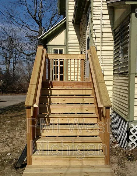 448 Thomas St SE — Photo 2