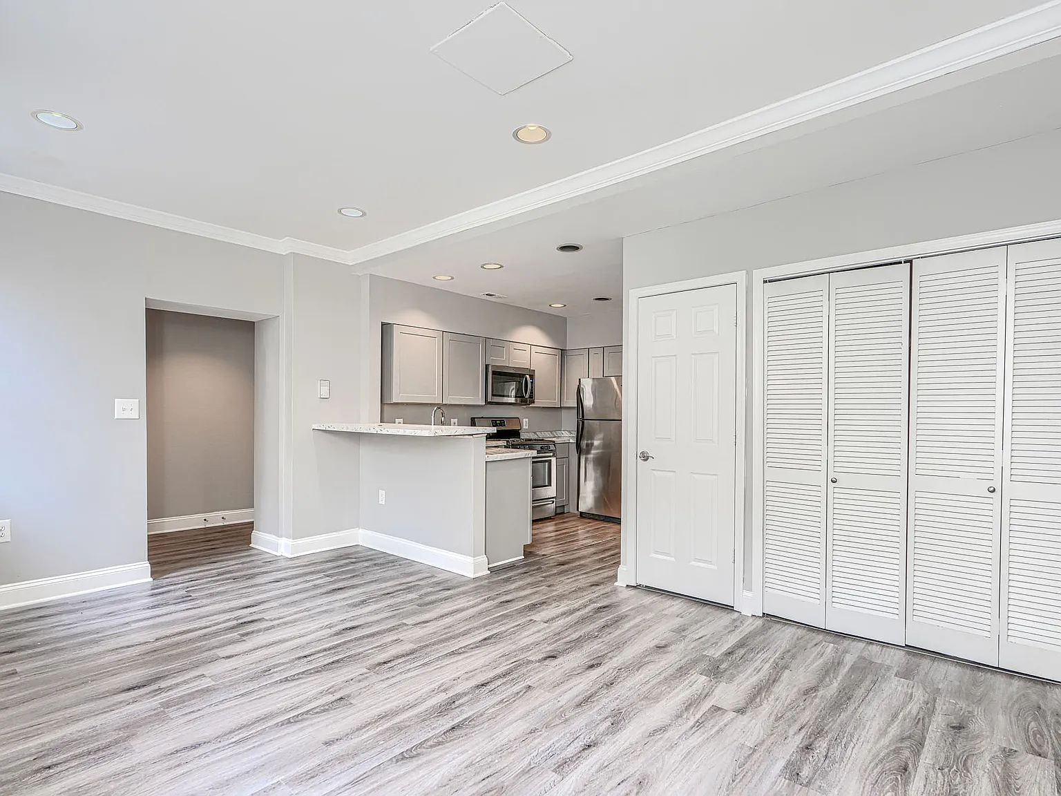 2 bed, 800 sqft, $1,600 — Photo 3