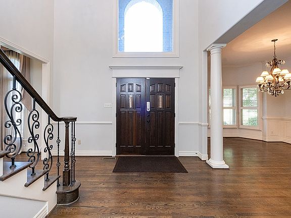 Grand entry foyer w stairway