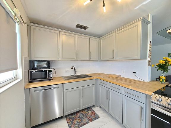 3rd image of 336 Farnham P #336