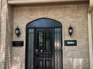 12 Bayou Pointe Dr, Houston, TX 77063