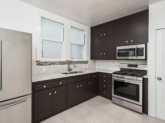 3rd image of 1714 Lombard St