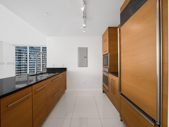 4th image of 475 Brickell Ave #1302