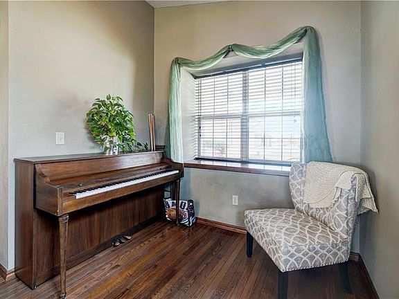 5th image of 302 W Park St