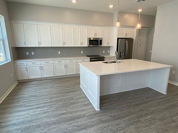 3rd image of 1143 Evelyn Dr
