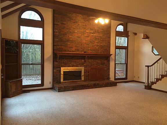 G/Room with vaulted Ceiling