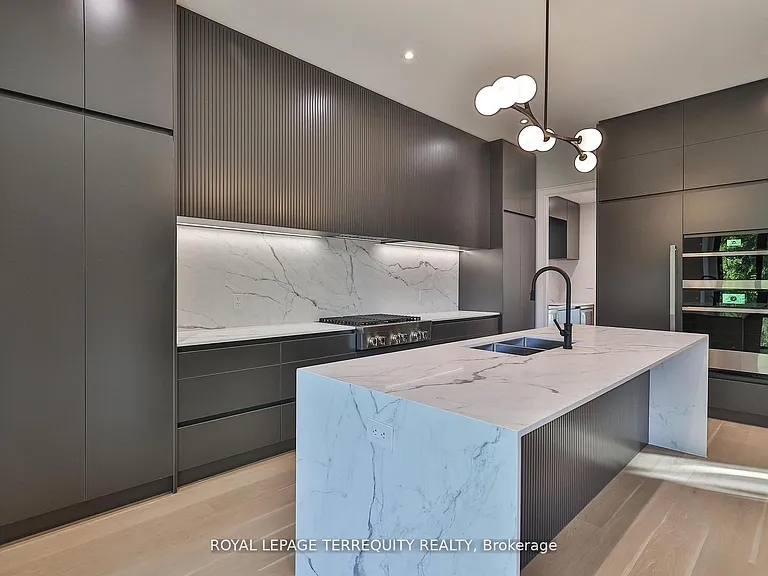 741 Woburn Ave — Photo 10