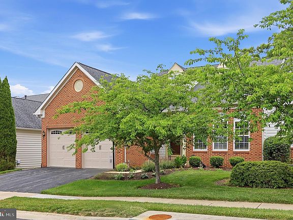 2nd image of 10562 Edwardian Ln #125