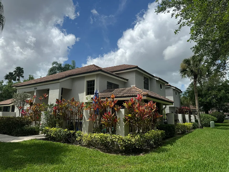 364 Prestwick Cir #4