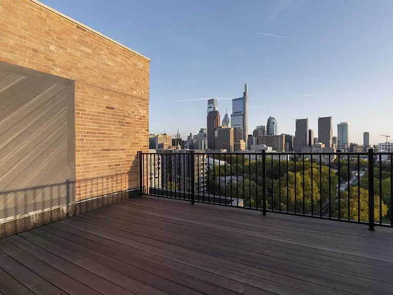 Parkway House Apartments — Photo 6