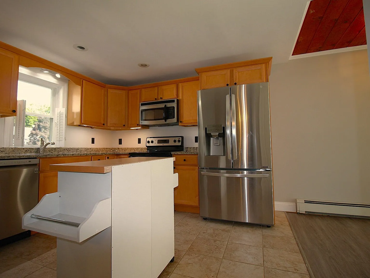 3 bed, 1.5 bath, 1098 sqft, $2,500 — Photo 3