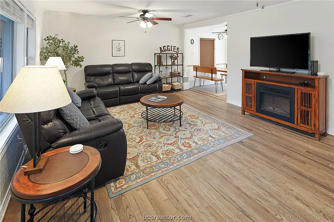 3 bed, 1384 sqft, $3,495 — Photo 4