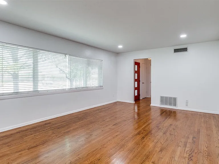 6418 E Lovers Ln — Photo 2
