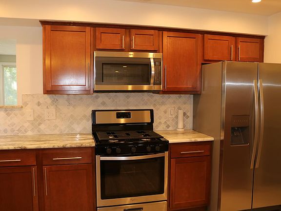 Spacious kitchen w/ cusom tile work