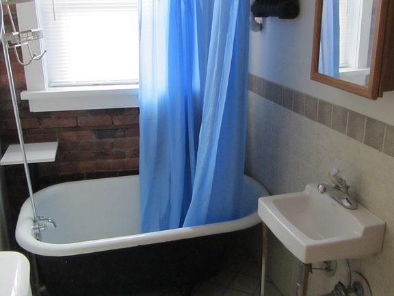 5th image of 210 Drummond Pl APT 14