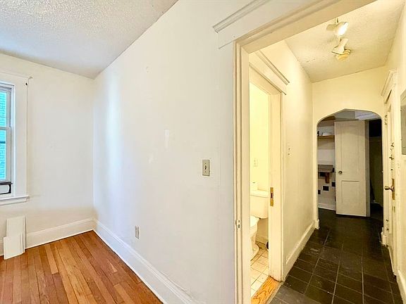 5th image of 26 Chiswick Rd APT 6