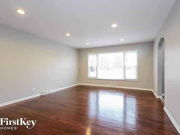 5th image of 618 E 159th Pl