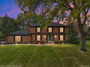 5854 Pinecroft Dr, West Bloomfield, MI
