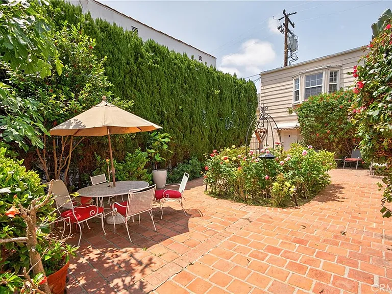 135 S Canon Dr — Photo 9