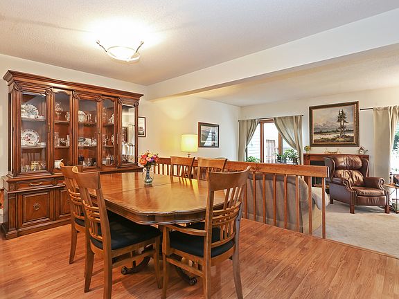 4th image of 55 Maple Hill Dr
