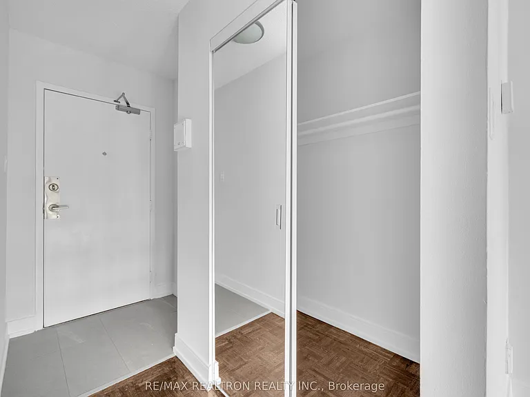33 Isabella St #1105 — Photo 8