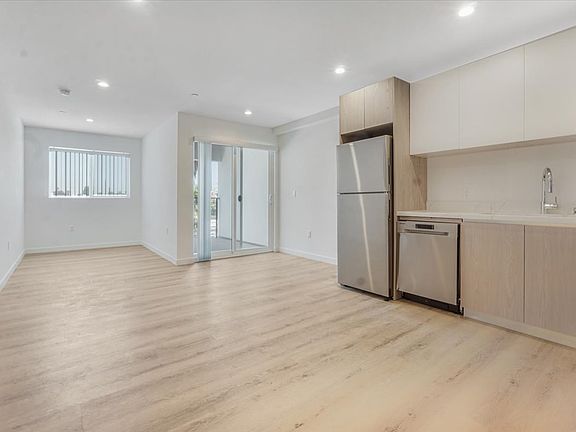 5th image of 10918 Camarillo St #102