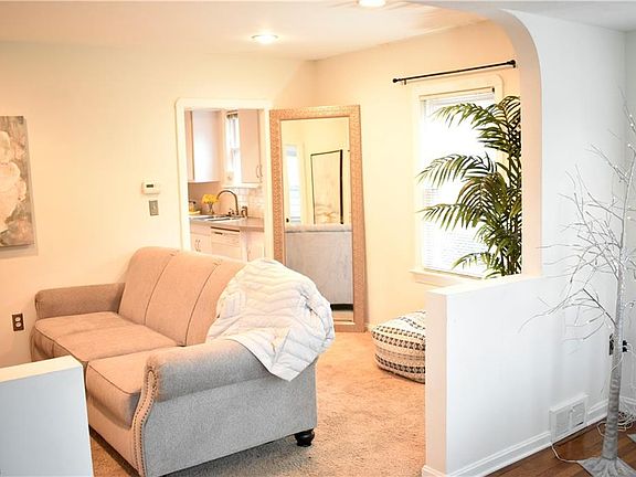 5th image of 472 Parkside Dr