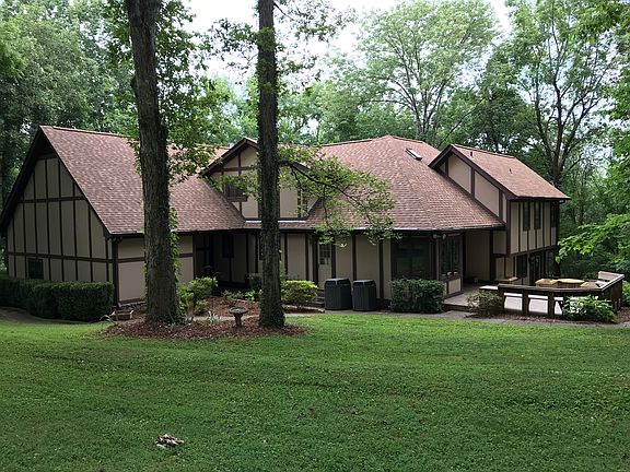 Deck has seating & planters