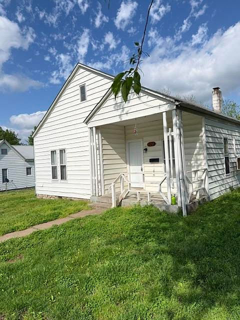 1st image of 907 Young Street
