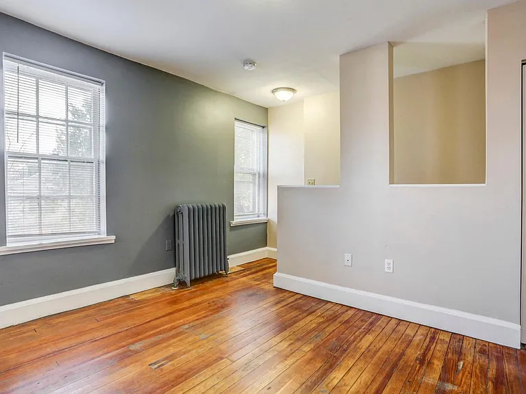 102 N Plum St — Photo 3