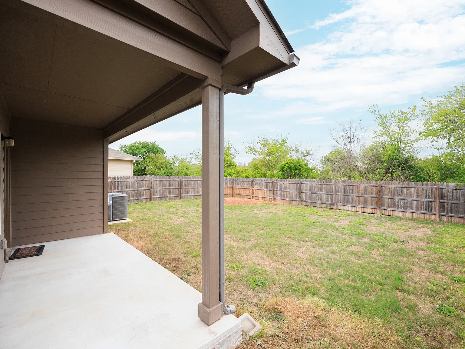 4 bed, 2.5 bath, 2363 sqft, $2,200 — Photo 3