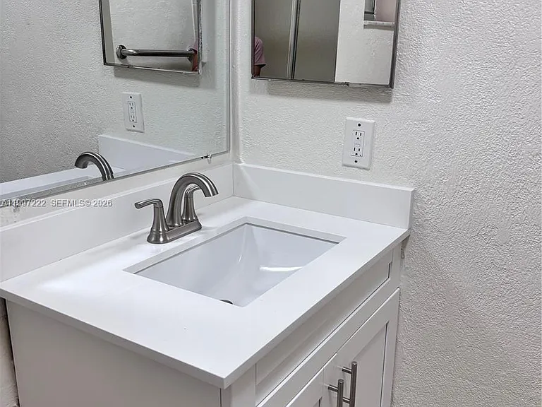 821 W Beckley Sq — Photo 18