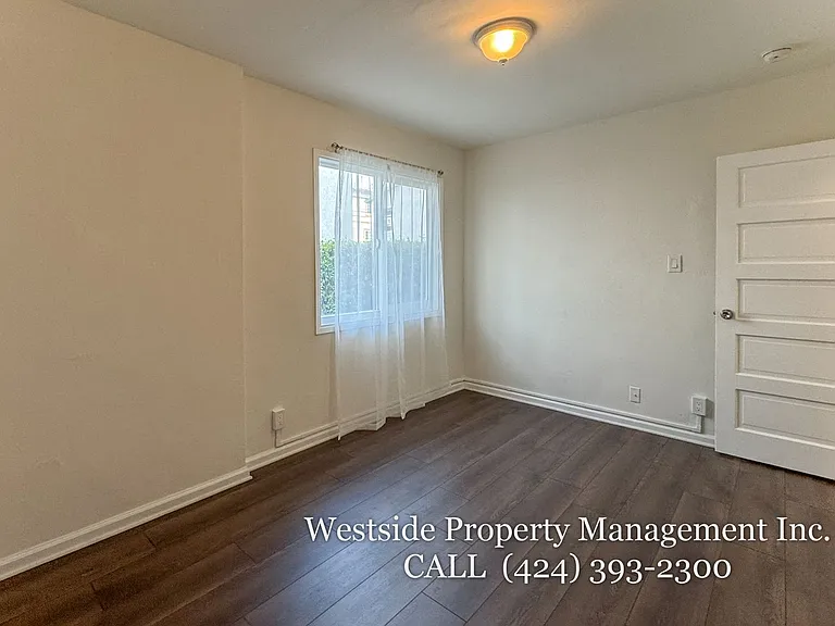 1260 W 39th St #6 — Photo 12