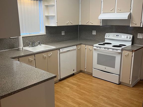 3rd image of 3701 SE 15th Ave #15