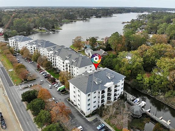 Beautiful condo right on Linkhorn Bay!