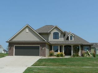 1012 Fountain View Dr, Pella, IA 50219