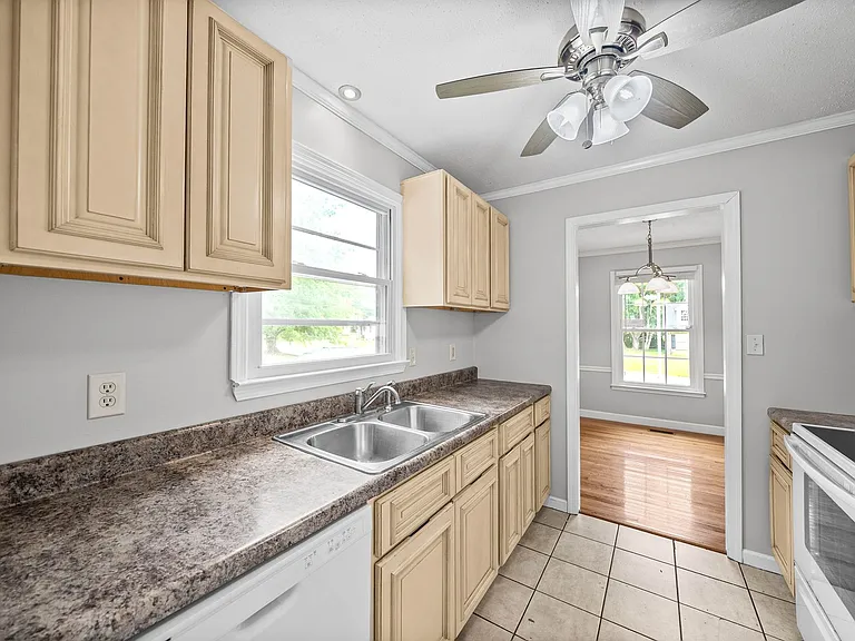 541 Donna Dr — Photo 13