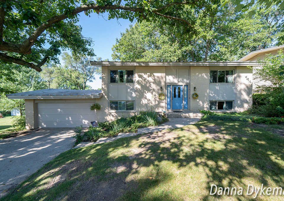1st image of 8301 Courtland Dr NE