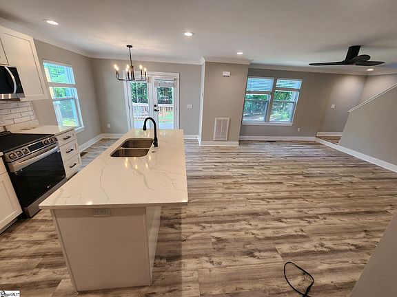 4th image of 24 Laurel Dr