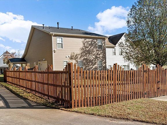 3rd image of 100 York Dr