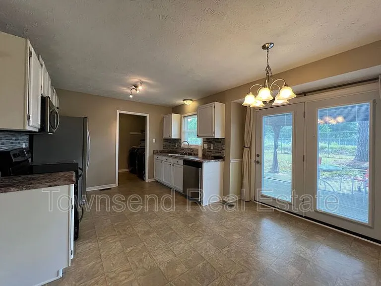 420 Mangum Ct — Photo 4