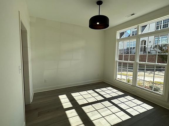 4th image of 250 Morgan Silver Dr