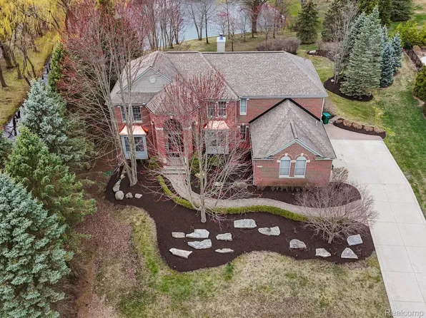 5970 Stonehaven Blvd, Rochester, MI 48306